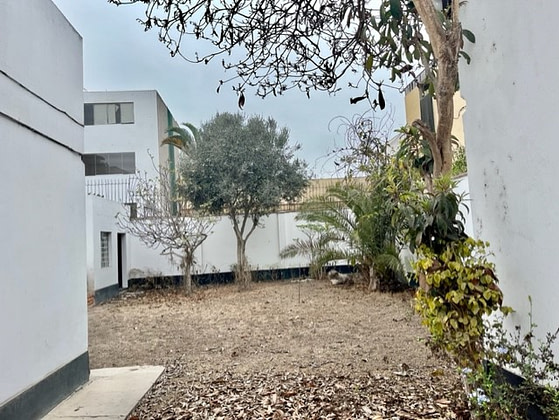 VENTA DE CASA COMO TERRENO PARA PROYECTO INMOBILIARIO CERCA AL OVALO GUTIERREZ