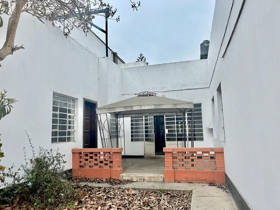 VENTA DE CASA COMO TERRENO PARA PROYECTO INMOBILIARIO CERCA AL OVALO GUTIERREZ