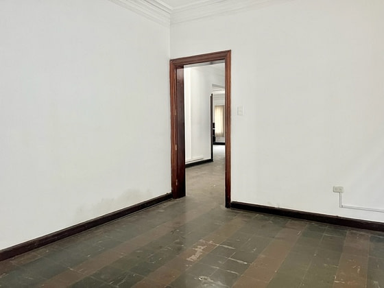 VENTA DE CASA COMO TERRENO PARA PROYECTO INMOBILIARIO CERCA AL OVALO GUTIERREZ