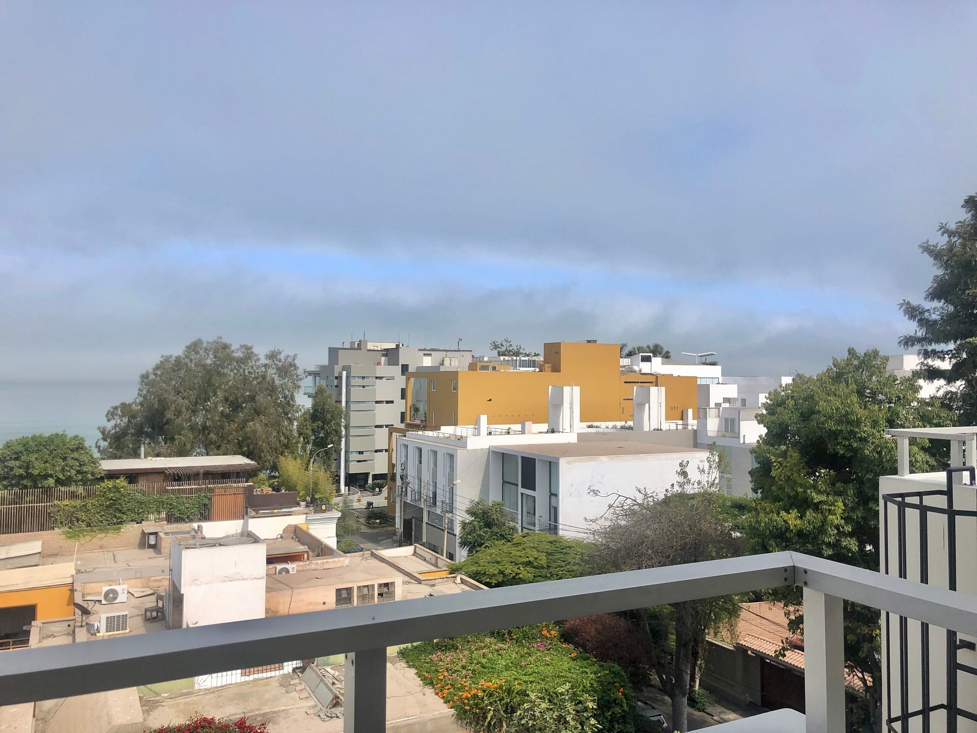 ESPECTACULAR PENTHOUSE DUPLEX REMODELADO CON AMPLIA TERRAZA Y VISTA AL MAR