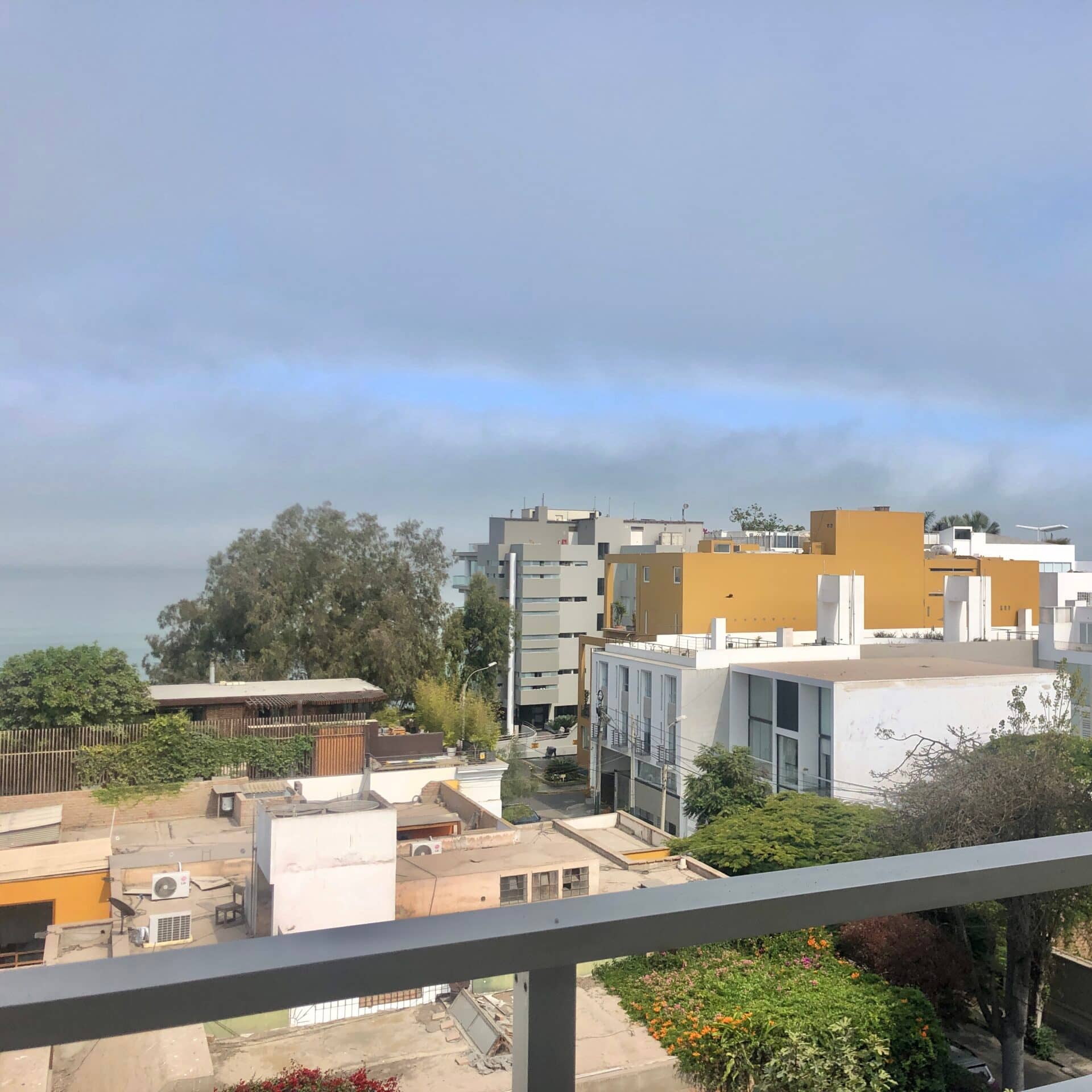 ESPECTACULAR PENTHOUSE DUPLEX REMODELADO CON AMPLIA TERRAZA Y VISTA AL MAR